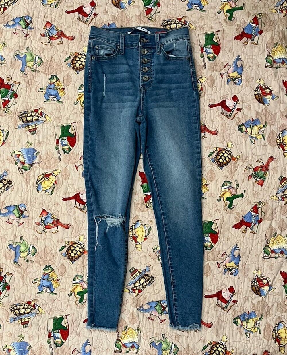 Celebrity Pink "The Spice" Distressed Jeans Size 5/27 (26 Waist x 27 Inseam)